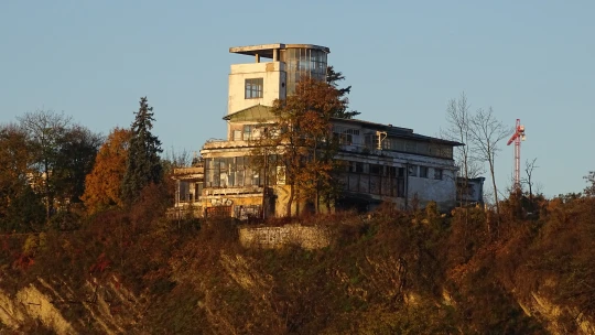 Forbes History: Memento nad Vltavou. Ukradené a&nbsp;zničené Barrandovské terasy se znovu staví