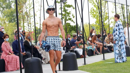 Dolce a&nbsp;Gabbana jdou proti proudu. Milánský fashion week zahájili živou módní přehlídkou