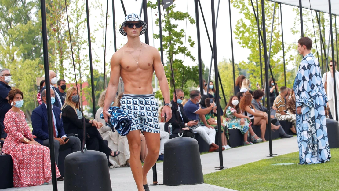 Dolce a&nbsp;Gabbana jdou proti proudu. Milánský fashion week zahájili živou módní přehlídkou