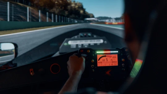 V hi-tech kokpitu jako na trati. České simulátory oslovují závodníky, byznysmeny, ale i šejky