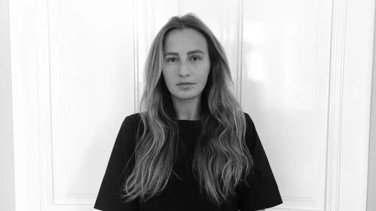 Móda je víc než krásné věci, říká návrhářka Michaela Čapková. A&nbsp;tvoří oblečení s&nbsp;přesahem