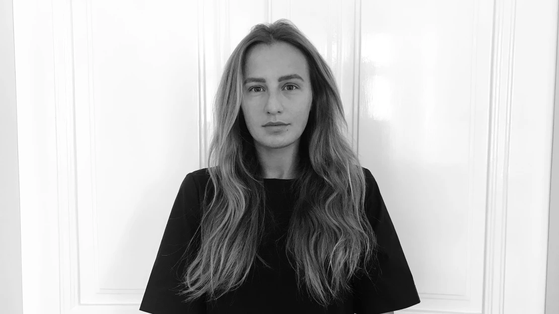 Móda je víc než krásné věci, říká návrhářka Michaela Čapková. A&nbsp;tvoří oblečení s&nbsp;přesahem