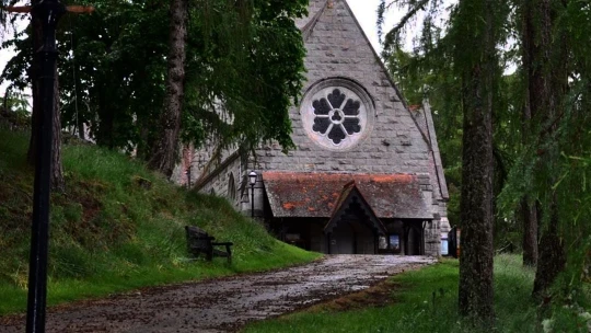 Forbes Royal: Crathie Kirk zůstane bez královny. Proč se Alžběta II. ve Skotsku neúčastní mše?