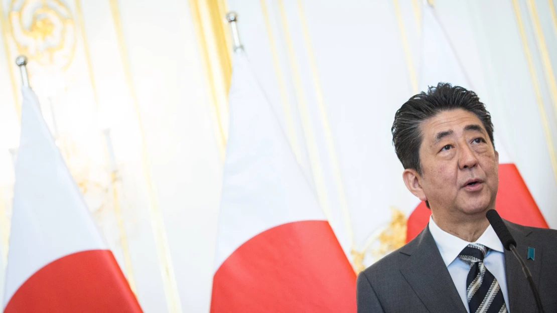 Nový lodivod, stejný směr. Abeho nečekaný odchod japonskou ekonomiku nijak nezmění