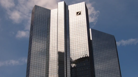 Konec dlouholeté spolupráce Deutsche Bank s&nbsp;Trumpem? Banka reflektuje nejen dění před Kapitolem