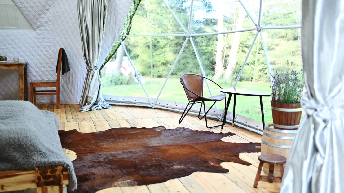 Spacák, celtu, pytel… a&nbsp;šampaňské! Osm míst, kam v&nbsp;Česku vyrazit na glamping