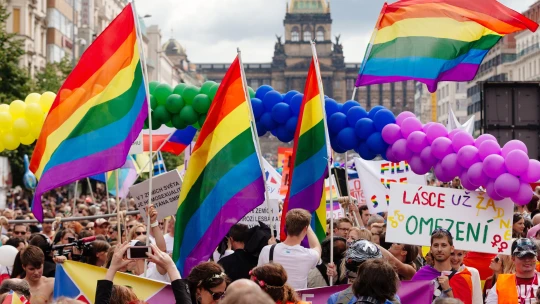 Bez průvodu a&nbsp;s&nbsp;polovičním rozpočtem. Prague Pride myslí na sexuální menšiny i&nbsp;ekonomiku