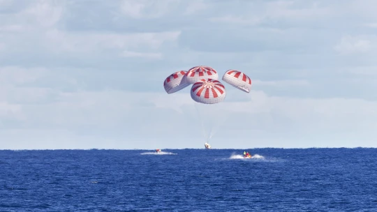 Historické přistání. Na Zemi se úspěšně vrátil první komerční pilotovaný let