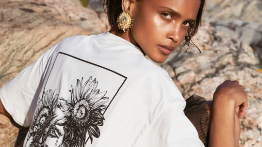 H&M odkládá kolekci Sandry Mansour, místo toho finančně podpoří poničený Bejrút