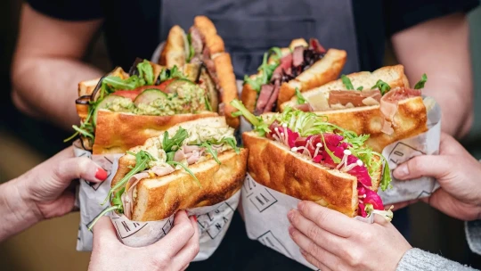 Na izraelský falafel i&nbsp;středomořskou focacciu. Kam na nejlepší street food v&nbsp;Praze?