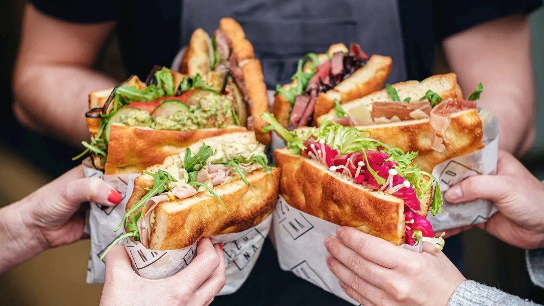Na izraelský falafel i&nbsp;středomořskou focacciu. Kam na nejlepší street food v&nbsp;Praze?