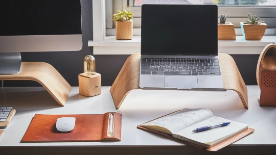Dovezte si židli z&nbsp;kanceláře a&nbsp;na videohovory se upravte. Expertka z&nbsp;Googlu radí, jak zvládnout home office
