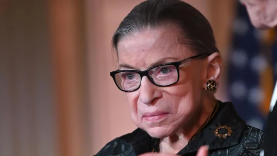 Ikona feminismu, popkultury i&nbsp;módy. Svět vzpomíná na Ruth Bader Ginsburg
