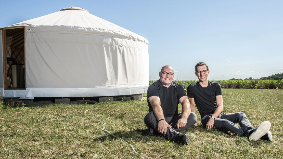 Začínal s týpí pro táborníky, dnes se synem vyrábí jurty pro glamping i dětské kluby