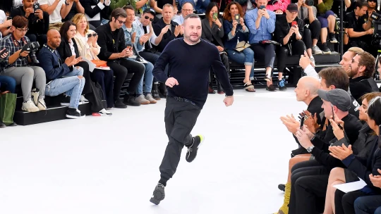 Na dvou židlích. Fendi má nového kreativního šéfa, který ale zůstává u Dioru