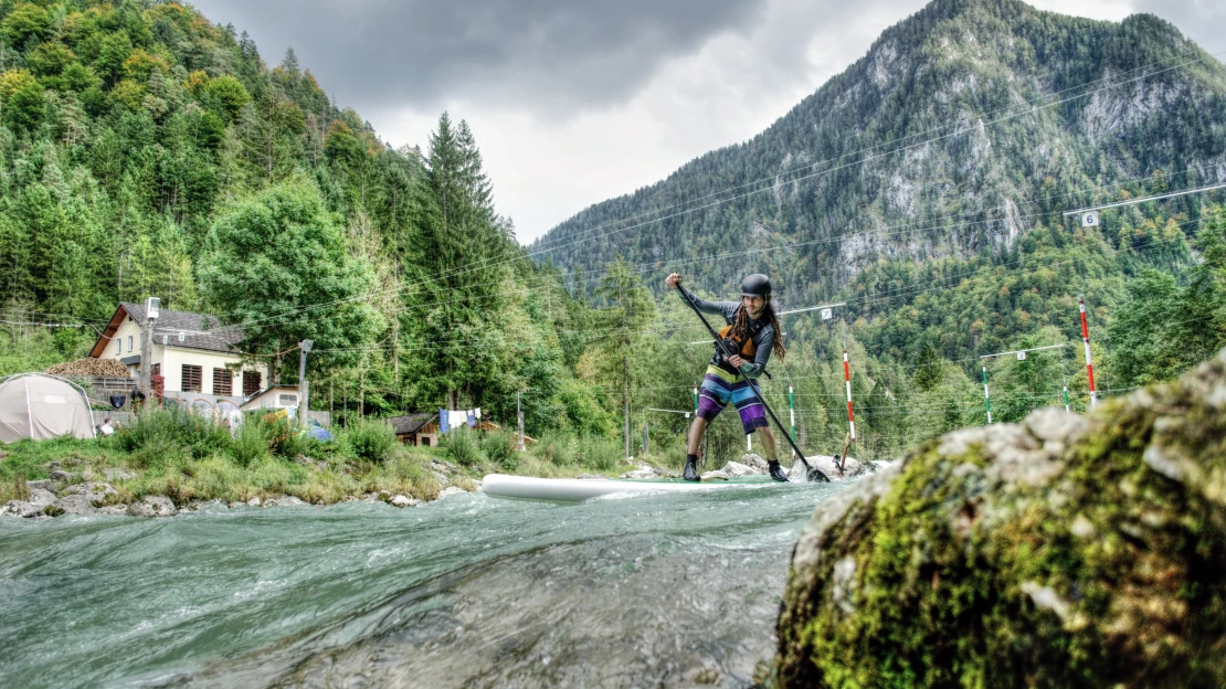 Kdo nepádluje, není Čech. Prodeje paddleboardů letos opět překonávají očekávání
