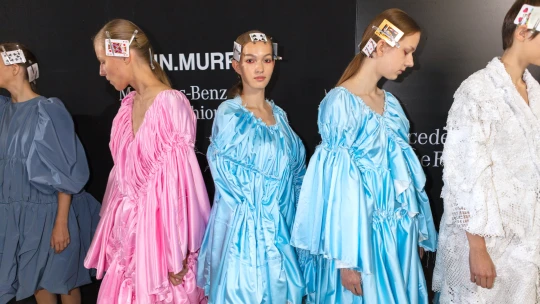 Z gala na barikády a&nbsp;zase zpět. Pražský fashion week ukazuje na pestrou budoucnost české módy