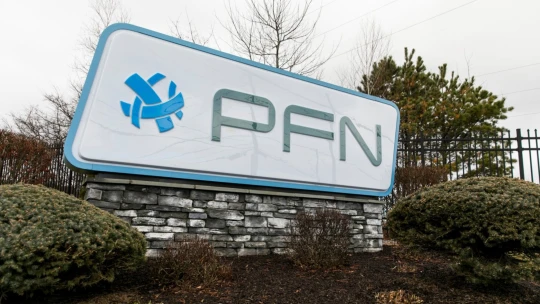 Spor kolem textilky PFNonwovens. Vytěsnění akcionářů rozjelo vlnu nevole vůči miliardářům u kormidla