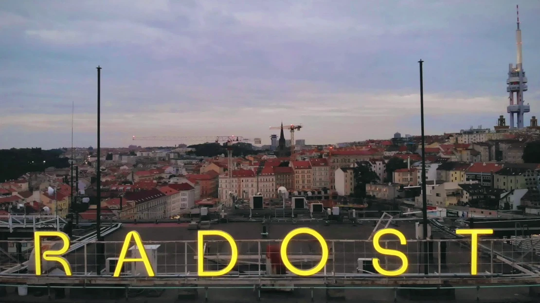 Povzneste se nad koronu. Na pražských střechách se můžete radovat, saunovat i&nbsp;udržovat rozestupy