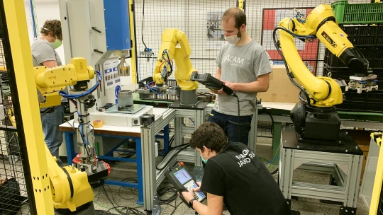 Mladí Brňáci automatizují pro Rolls-Royce i&nbsp;Porsche. A&nbsp;vyvinuli univerzální robotické pracoviště