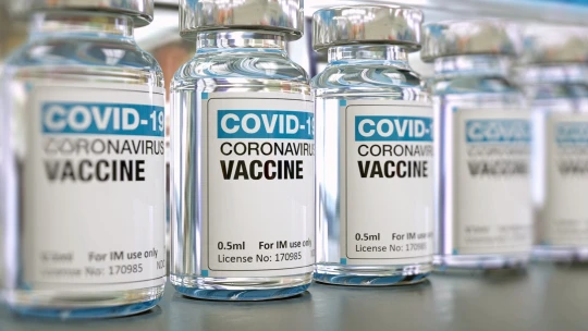 Přelom v&nbsp;boji s&nbsp;covidem? Pfizer chce ještě letos dodat účinnou vakcínu pro 25 milionů lidí