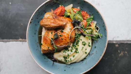 Solidní jídlo do těžké nejistoty. Kde si dát nejlepší grilované kuře v Praze?