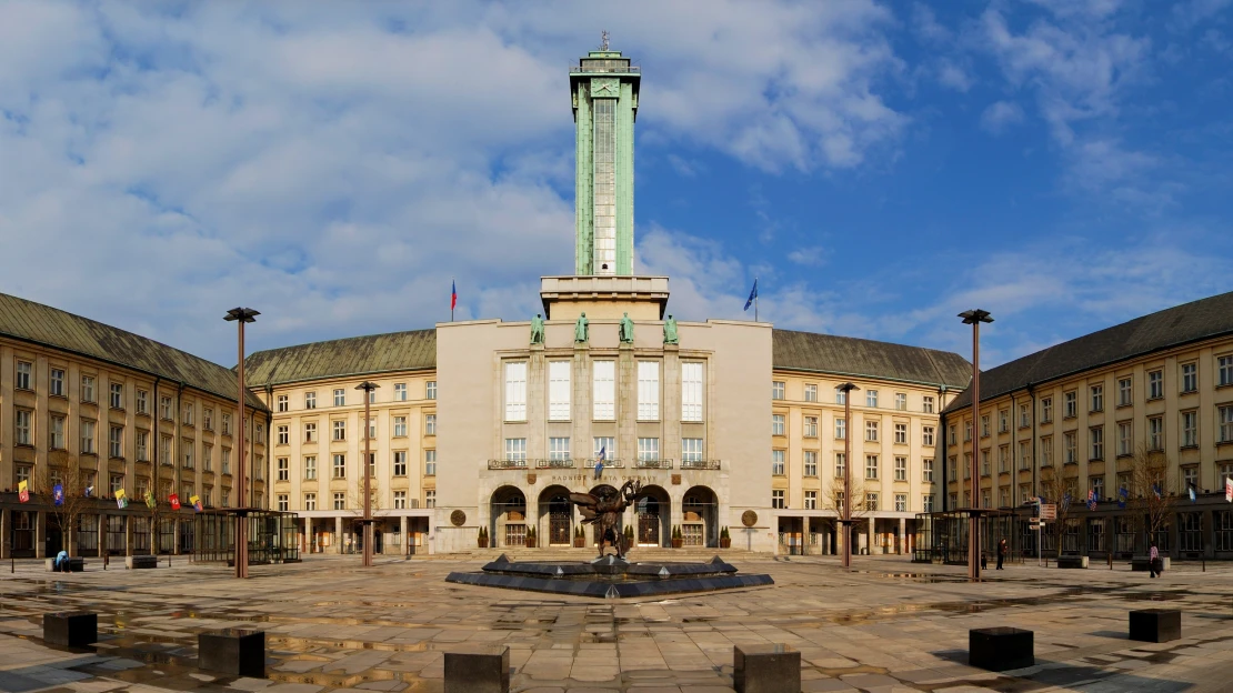 Stále největší a&nbsp;nejvyšší. Ostravská Nová radnice dnes slaví 90 let