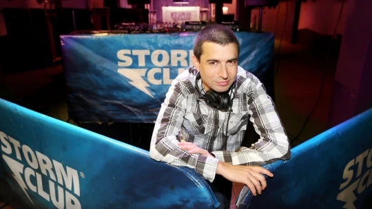 Díky chaosu vlády jsme udělali alespoň nějaké akce, říká DJ Suki. Teď chce prodávat i&nbsp;vodu