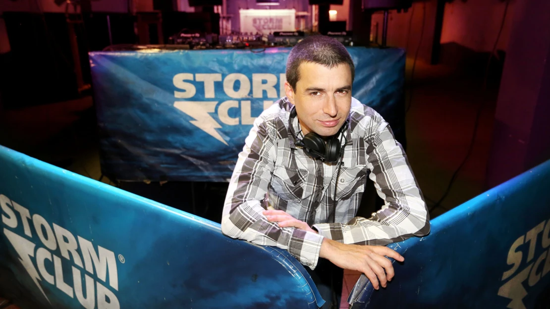 Díky chaosu vlády jsme udělali alespoň nějaké akce, říká DJ Suki. Teď chce prodávat i&nbsp;vodu