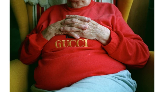 Oceňovaný fotograf udělal z&nbsp;modrovlasé babičky světovou influencerku. Lidé na ní oceňují styl i&nbsp;vtip