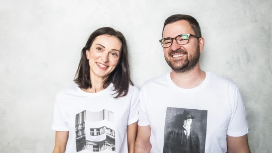 Havel, Horáková nebo Baťa na prsou. Manželé chtěli vyjádřit národní hrdost,  začali vyrábět stylová trika