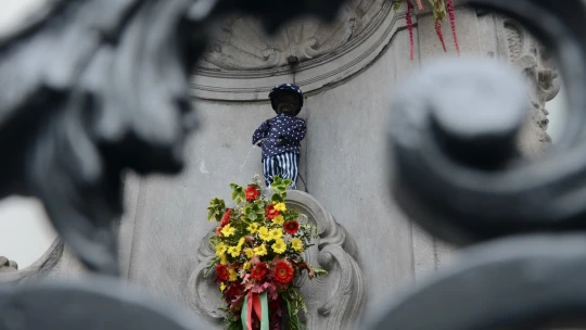 Čurající chlapeček v&nbsp;novém. Česká návrhářka oblékla symbol Bruselu
