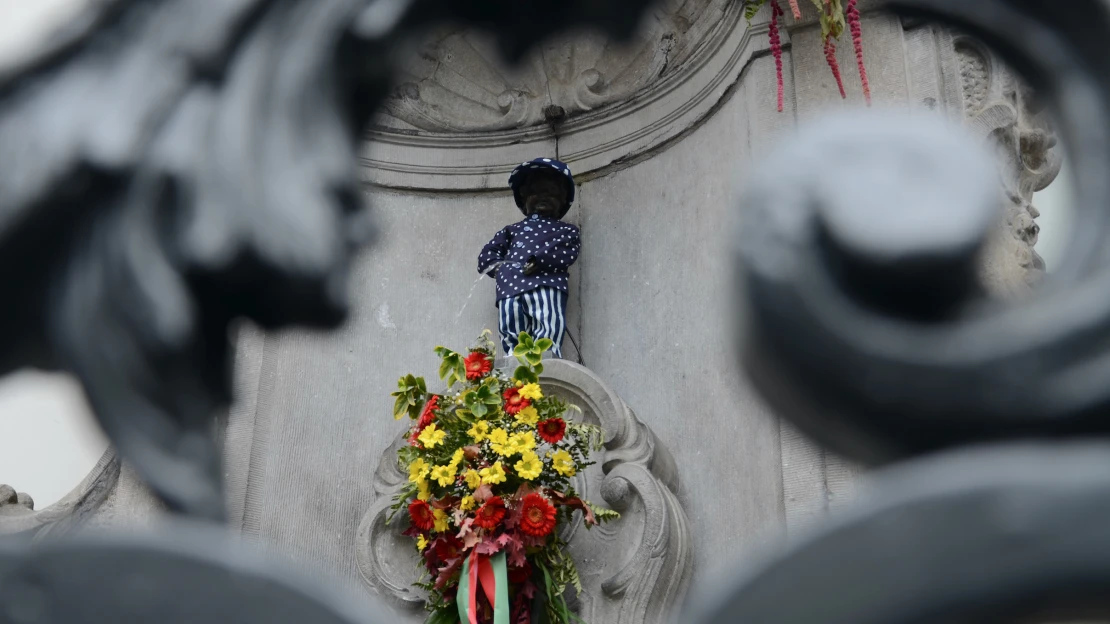 Čurající chlapeček v&nbsp;novém. Česká návrhářka oblékla symbol Bruselu