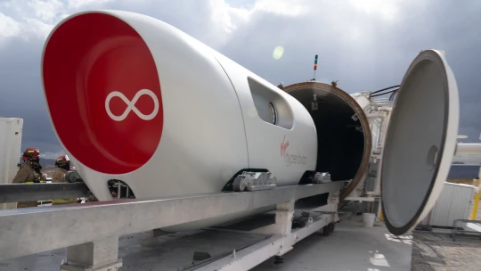 1000 kilometrů v&nbsp;hodině? Virgin Hyperloop úspěšně otestoval jízdu s&nbsp;posádkou