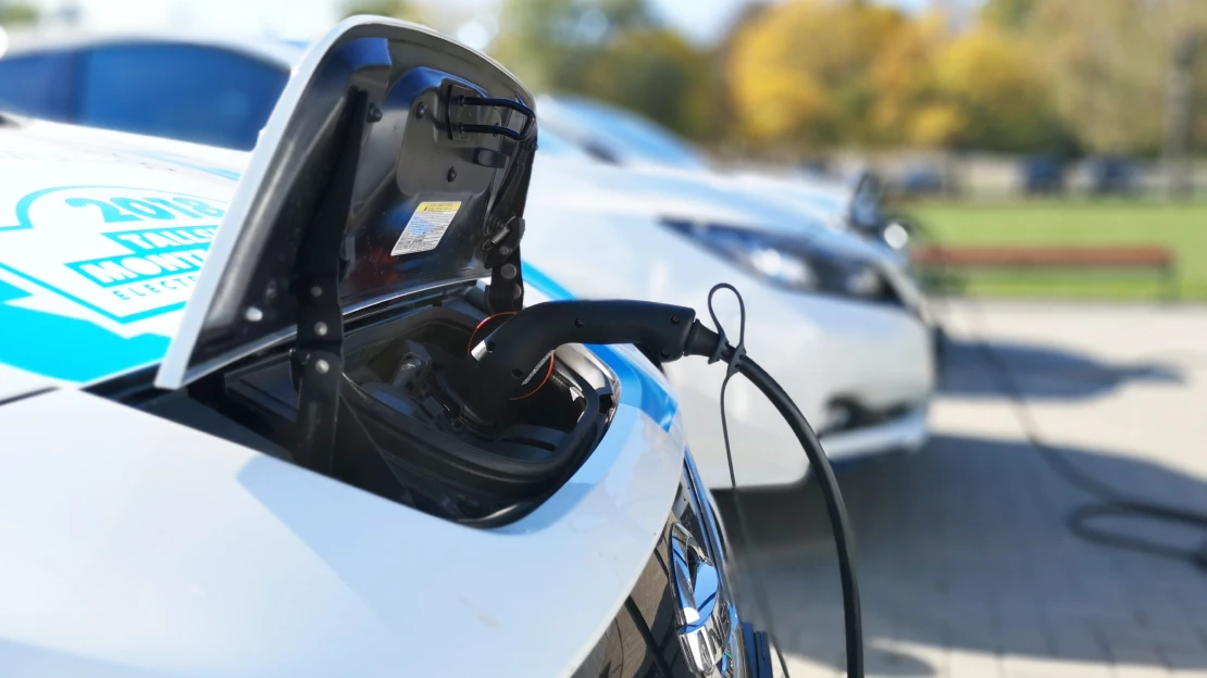 Dává smysl zákaz spalovacích motorů a&nbsp;sázka na elektromobily? Velká Británie to brzy zjistí