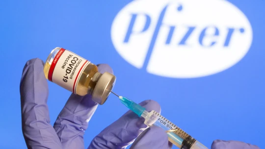 Pfizer má náskok, ale nemusí vyhrát. Svět nezvládne vakcínou zásobit jediná firma