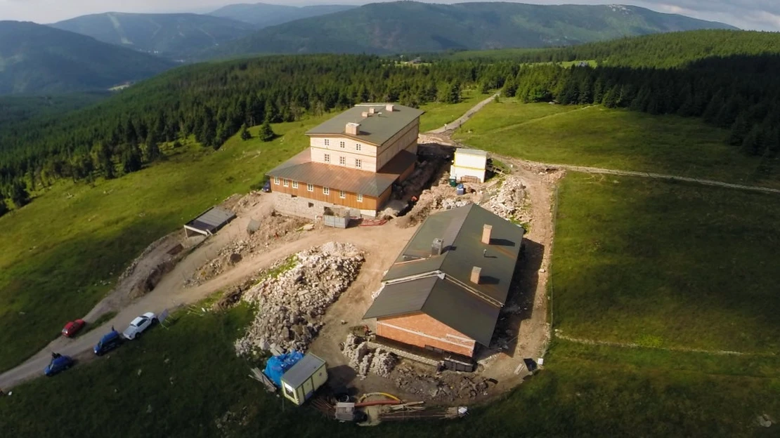 Miliardář Kovář dokončil Petrovy boudy. Má v&nbsp;nich vlastní apartmán i&nbsp;útulnu pro turisty