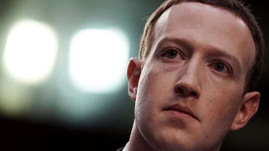 Souboj titánů. Proč chce Amerika rozebrat Facebook a&nbsp;nutí ho prodat Instagram a&nbsp;WhatsApp?