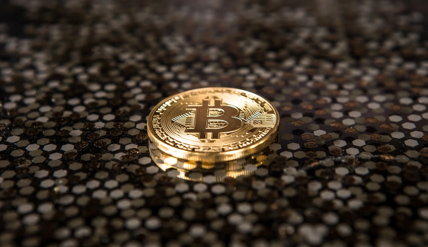 Cena nejznámější kryptoměny překročila 60 tisíc dolarů. Bitcoin je nejvýše od listopadu 2021