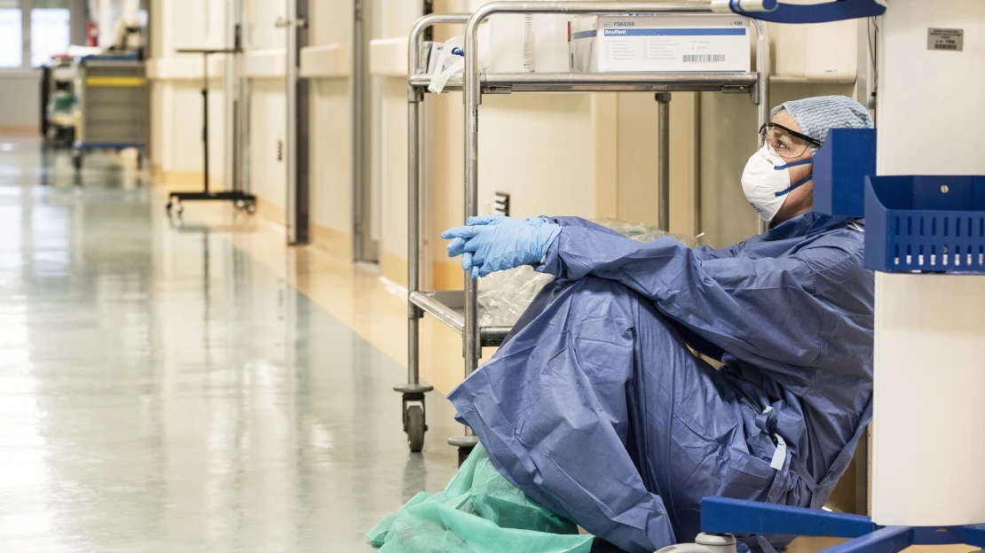 Návrat k&nbsp;normálu mohl proběhnout dřív, podmínkou je včasná hospitalizace, říká vakcinolog