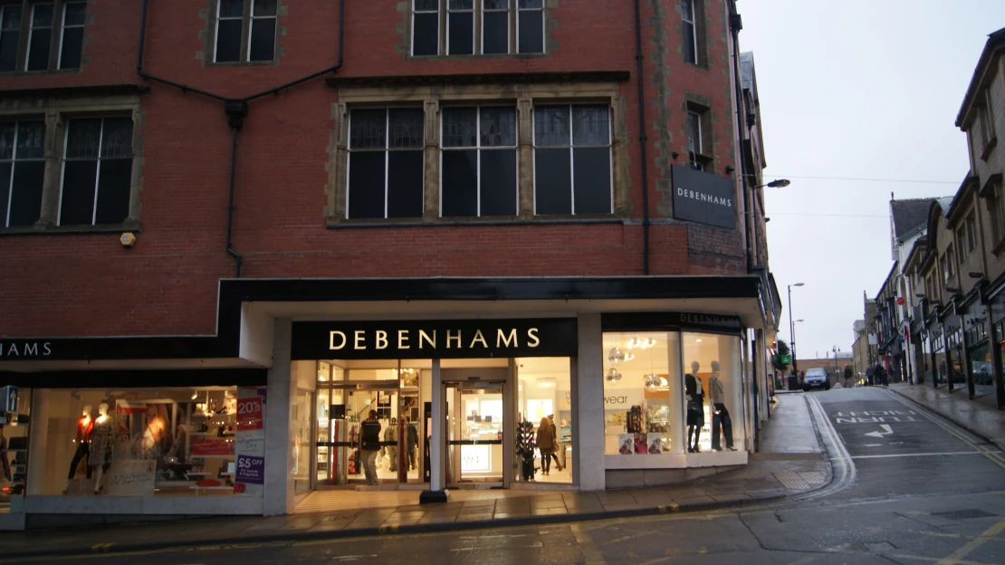 55 milionů liber a&nbsp;tisíce propuštěných. Online obchod s&nbsp;módou Boohoo koupil značku Debenhams