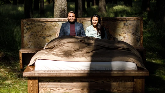 „Postele v obchodech nám přišly neoriginální. A tak jsme si vyrobili vlastní,“ říkají Kristin a Michal z FORrest origin