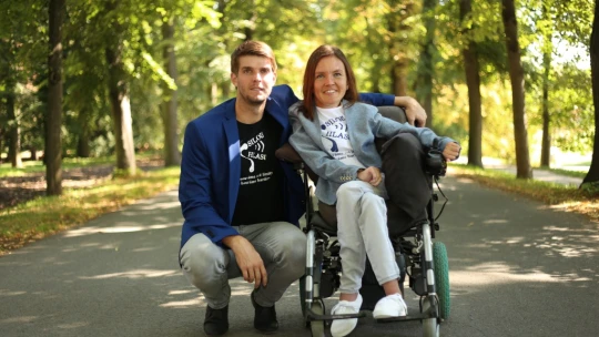 Pomáhejte s Forbesem. S příspěvkem vybudovali byt, který mohou handicapovaní ovládat vlastním hlasem
