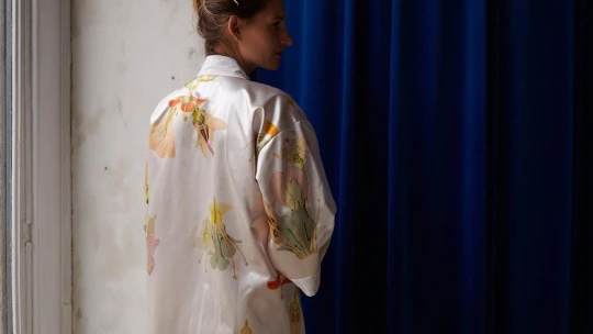 Luxusní župan i umělecké dílo. České designérky stvořily dokonalé oblečení pro sváteční dny