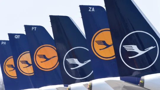 Sto padesát miliard v minusu. Lufthansa musí propustit 29 tisíc zaměstnanců