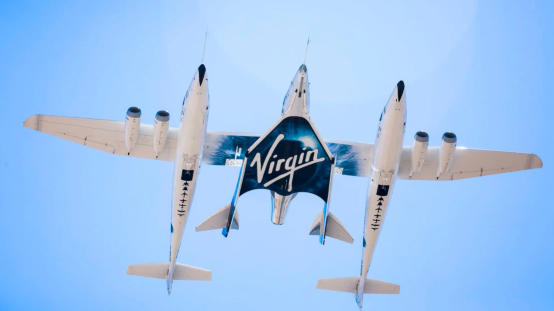 Miliardářský vesmírný závod odstartoval. Branson chce letět dříve než Bezos