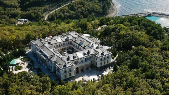 Zlato, mramor i&nbsp;zvířecí kůže. Co o&nbsp;nejslavnějších diktátorech prozrazují jejich paláce?