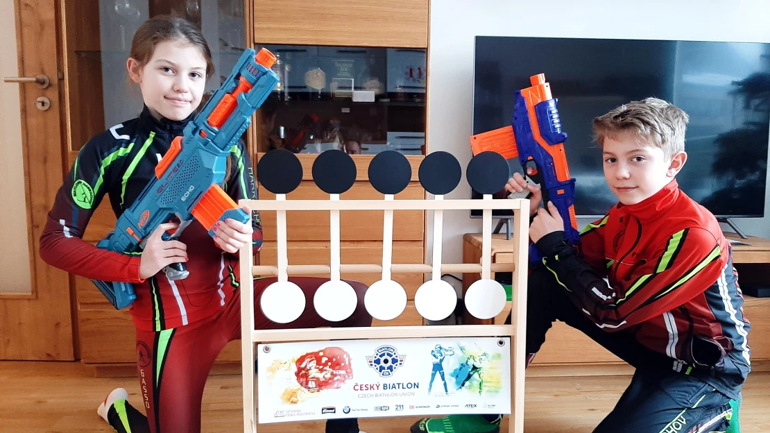 Biatlon ve vašem obýváku. Táta pro své děti vymyslel hračku, která láme prodejní žebříčky