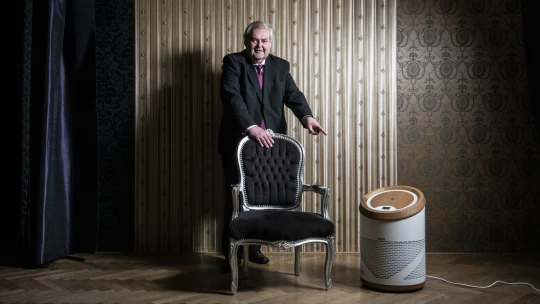 Plicní embolie mu změnila život. Revoluční čističkou vzduchu pomáhá v nemocnicích a chce uspět ve světě