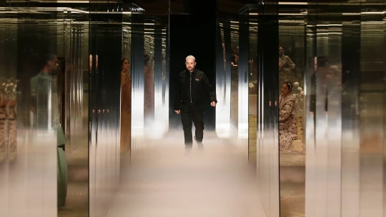 Debutová kolekce Kima Jonese pro Fendi Couture je tu. Jak převzal žezlo po&nbsp;Karlu Lagerfeldovi?